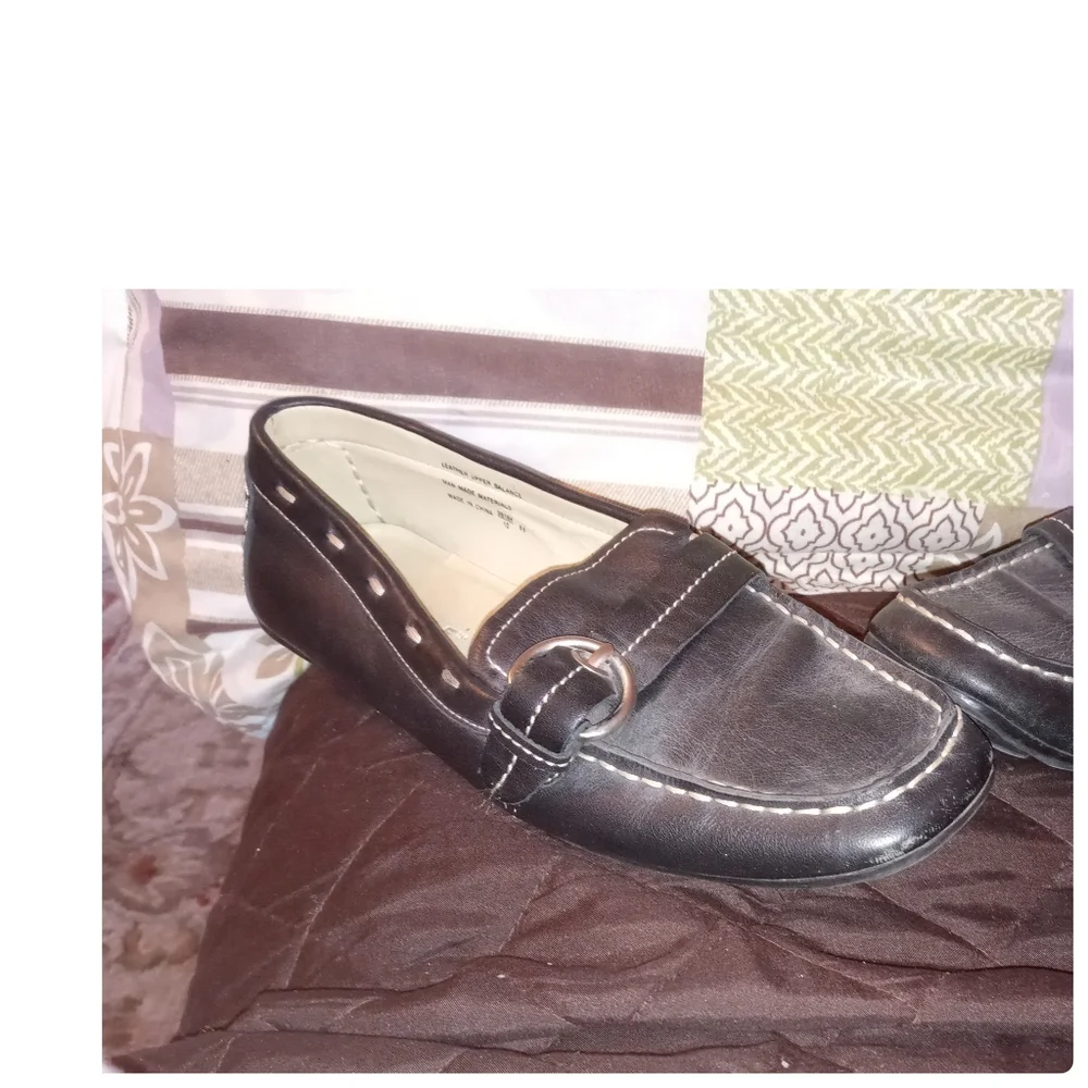 Parade woman’s black